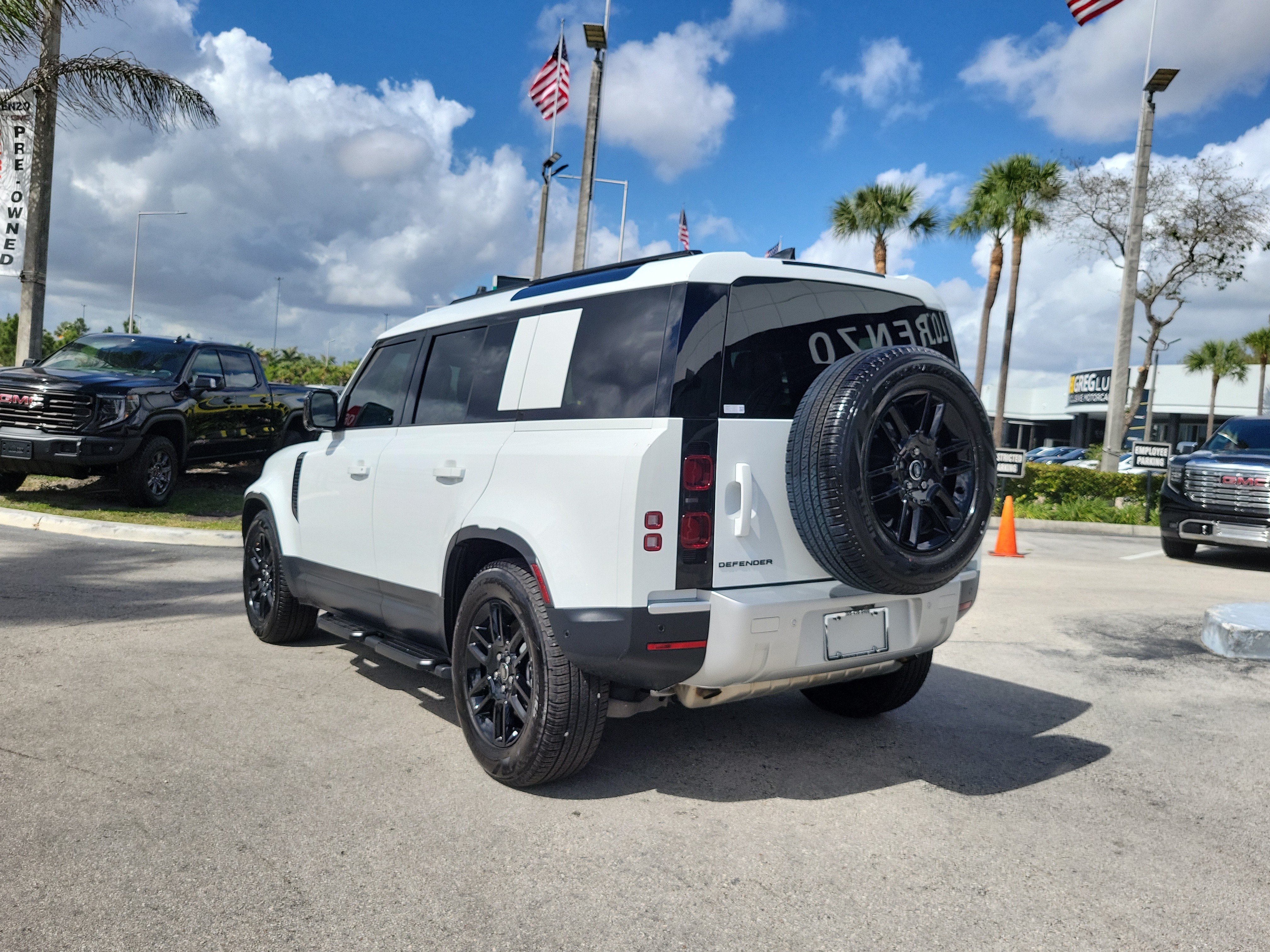 Used 2025 Land Rover Defender 110 S AWD/4WD image 7