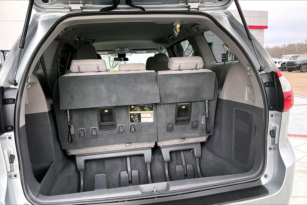 Used 2019 Toyota Sienna L image 24