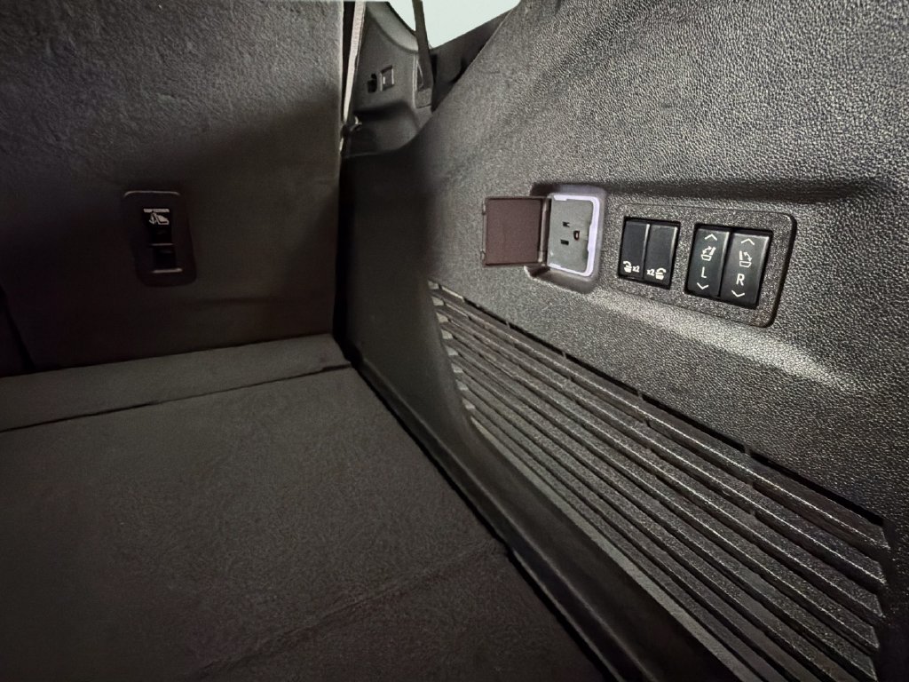 Certified 2025 Chevrolet Suburban Premier RWD image 31