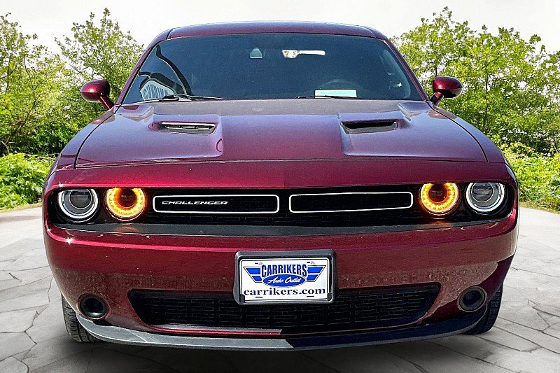 Used 2019 Dodge Challenger SXT image 2