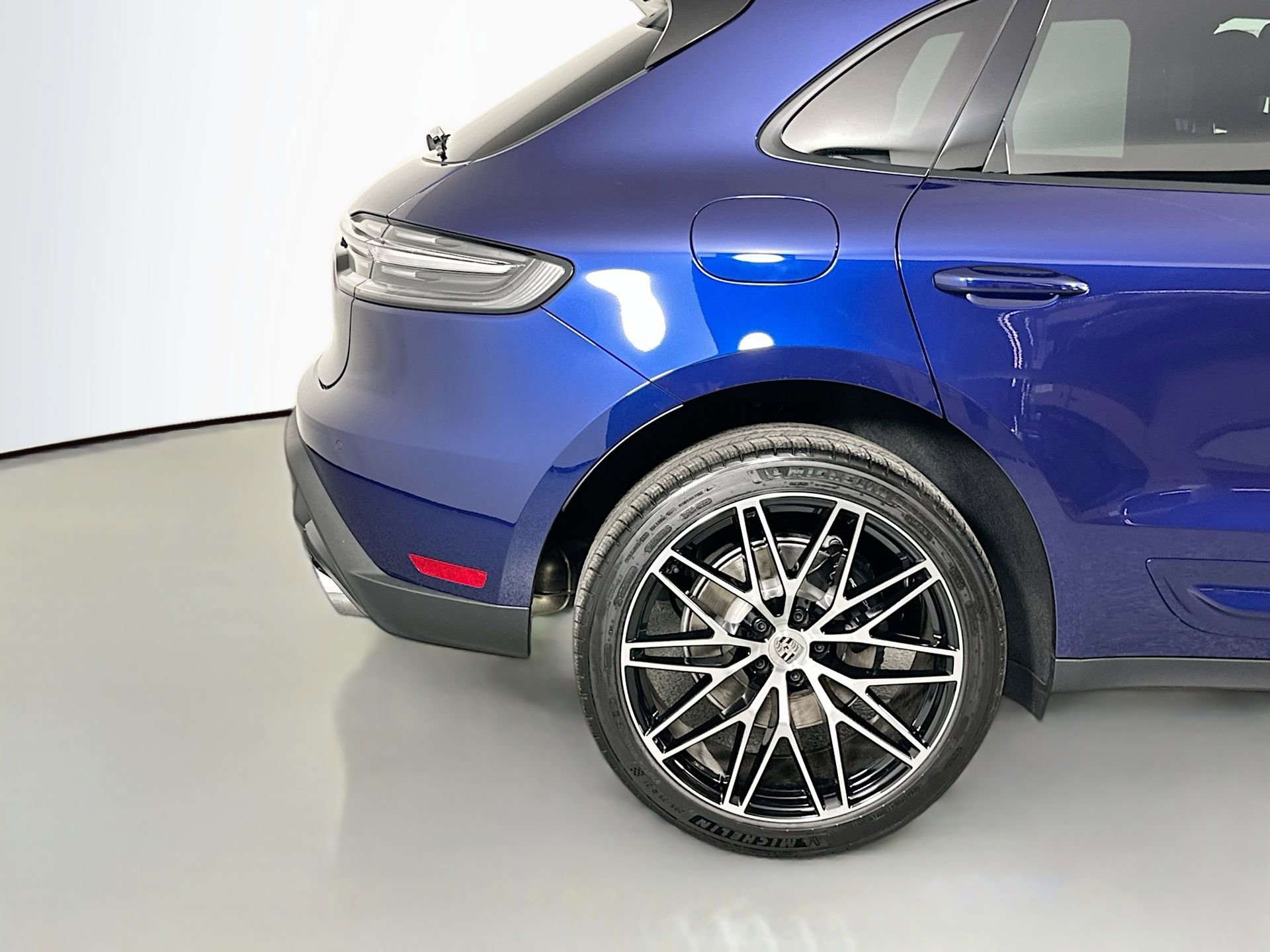 Certified 2025 Porsche Macan image 13