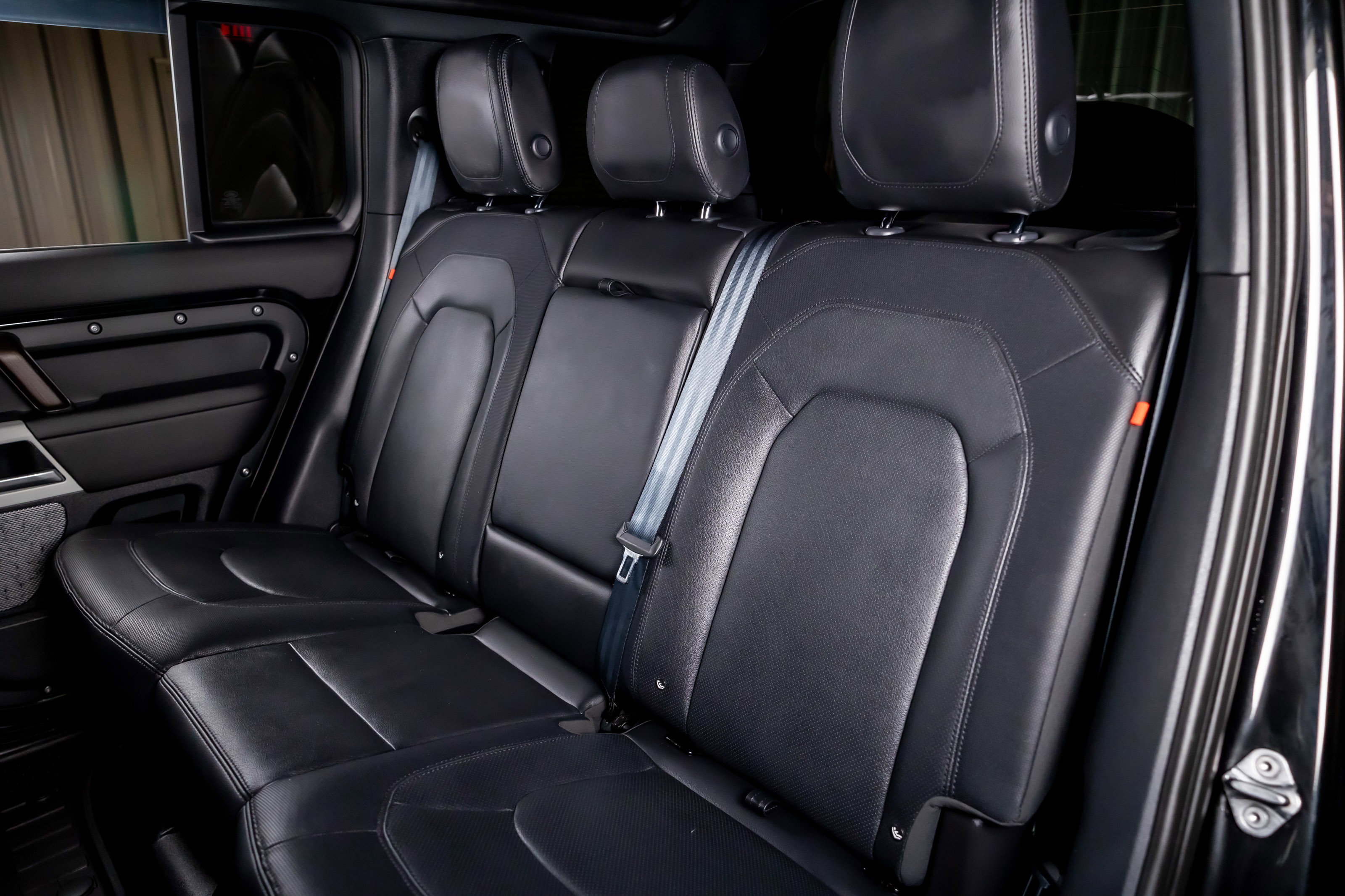Used 2024 Land Rover Defender 110 X-Dynamic SE image 21