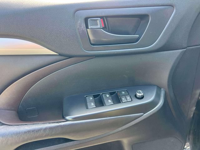 Used 2018 Toyota Highlander Plus AWD/4WD image 15