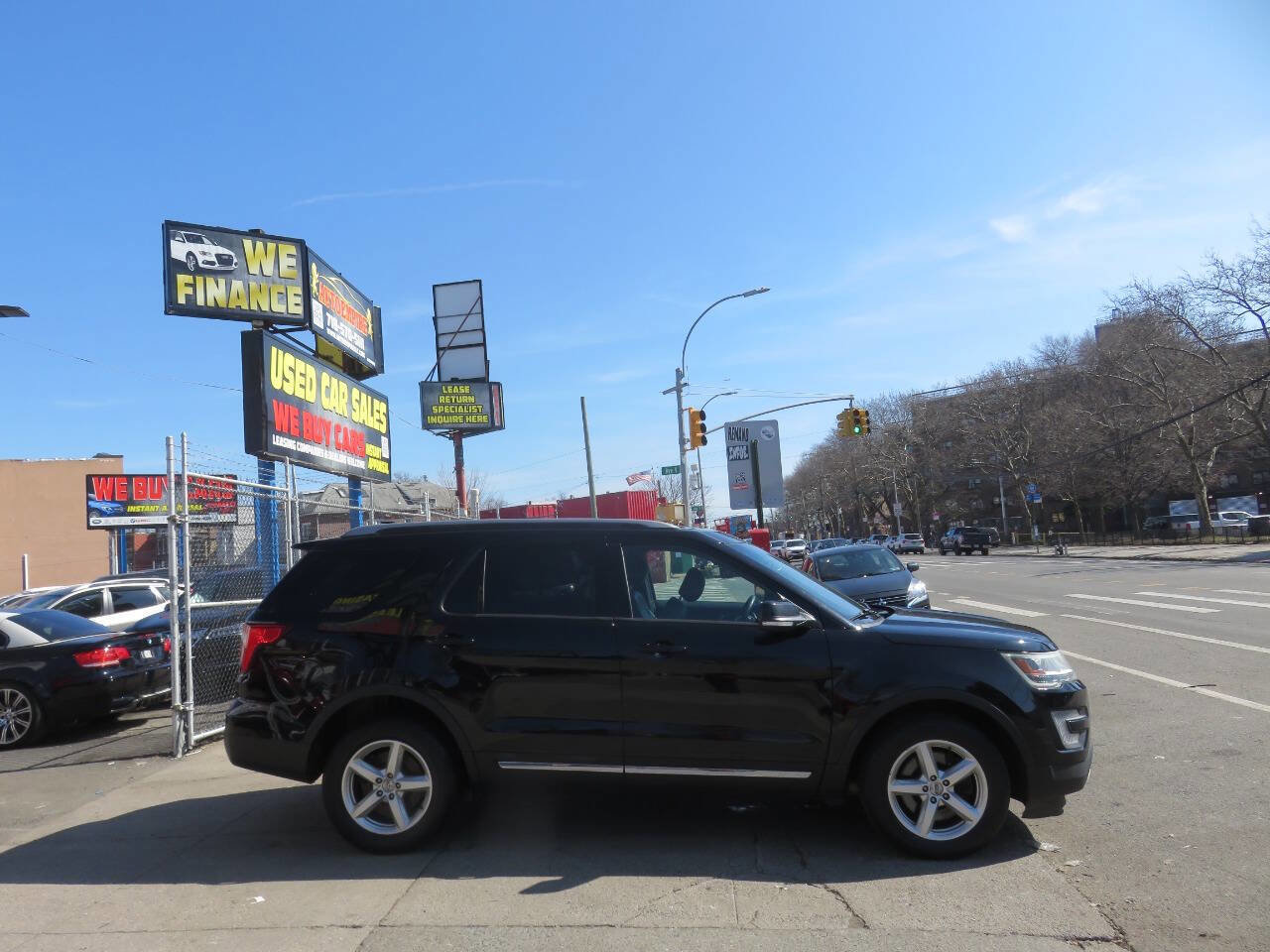 Used 2016 Ford Explorer XLT w/ Equipment Group 202A AWD/4WD image 8