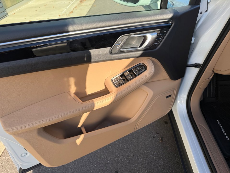 New 2026 Porsche Macan image 21