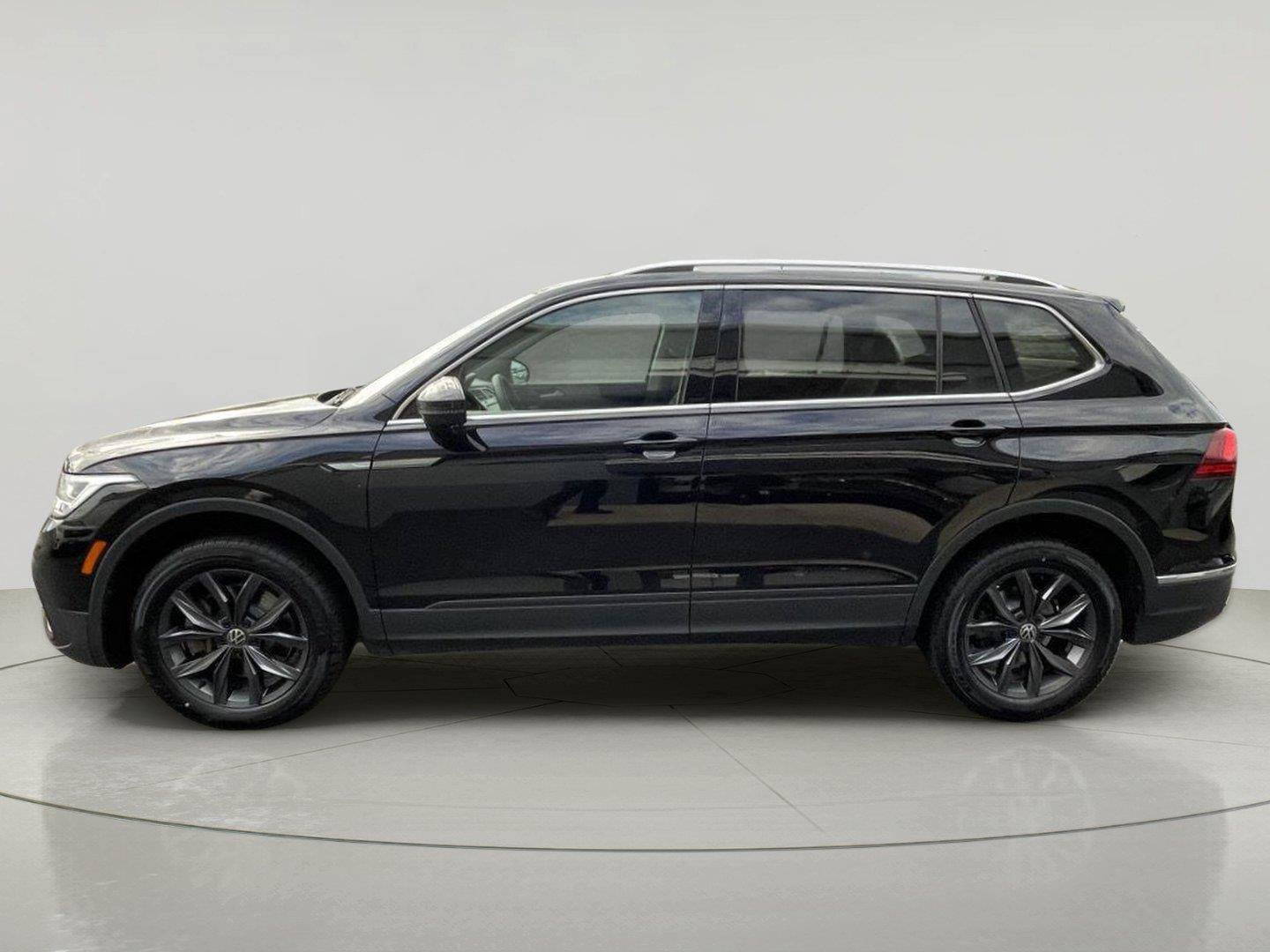 Used 2024 Volkswagen Tiguan SE AWD/4WD image 4