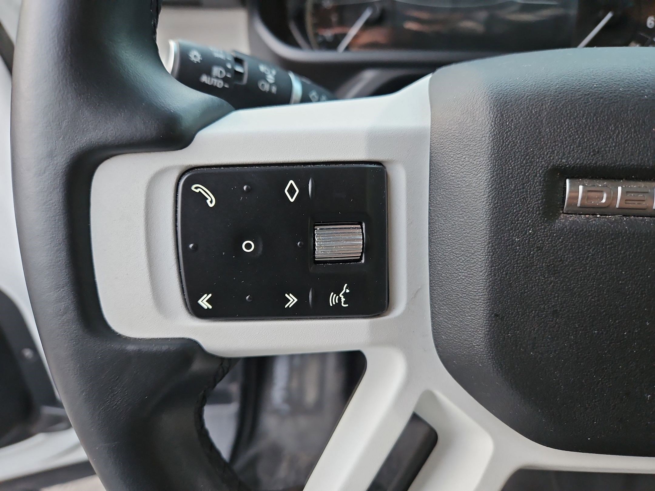 Used 2023 Land Rover Defender 110 SE image 21