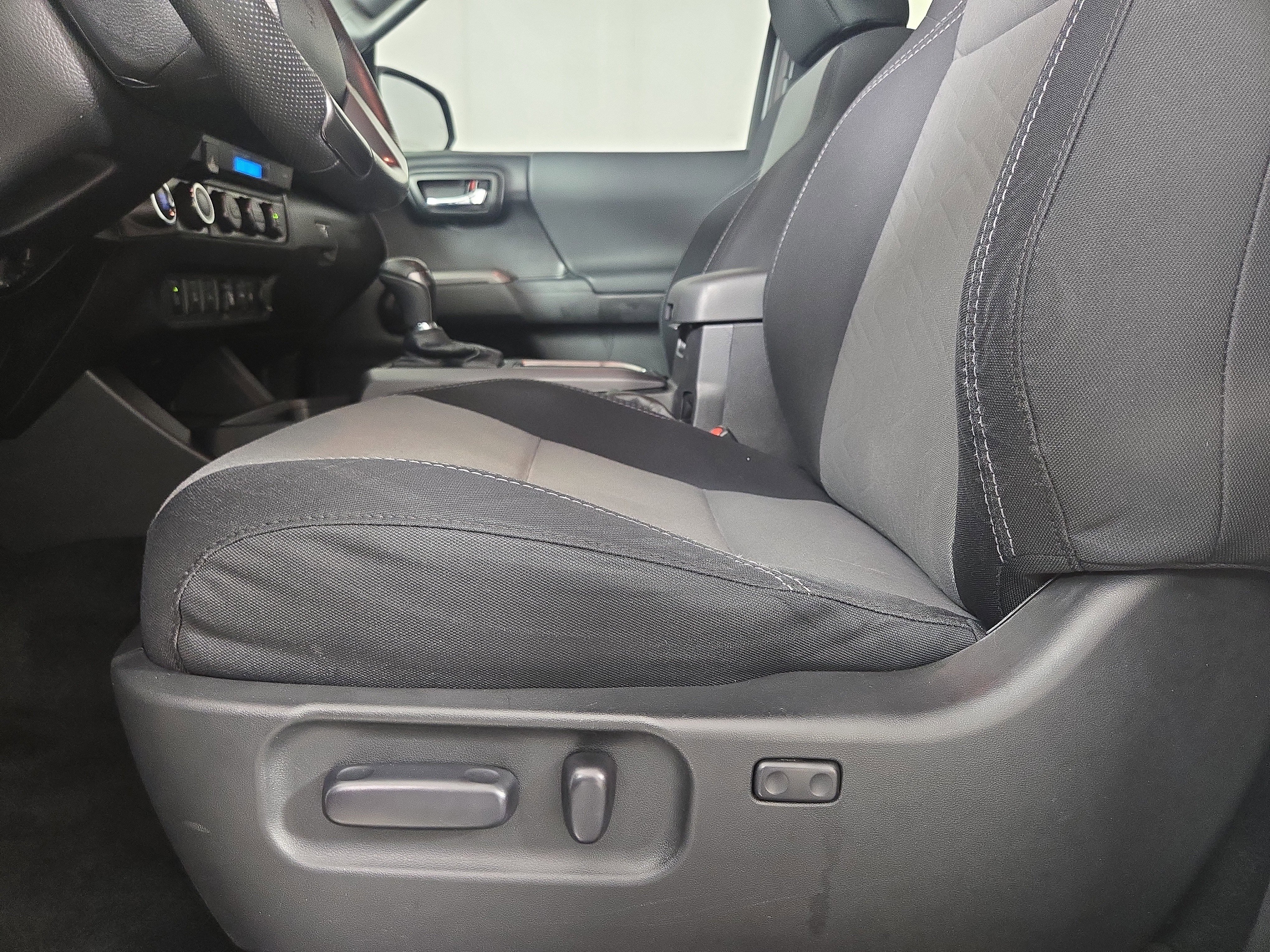 Used 2021 Toyota Tacoma TRD Sport w/ Technology Package image 27