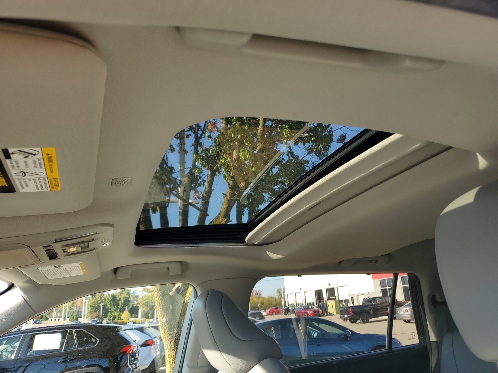 Used 2020 Toyota Highlander XLE AWD/4WD image 19