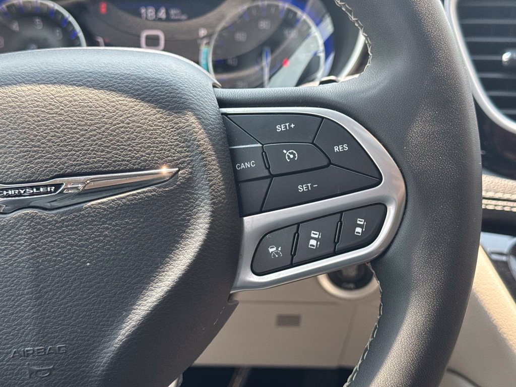Used 2023 Chrysler Pacifica Limited FWD image 27