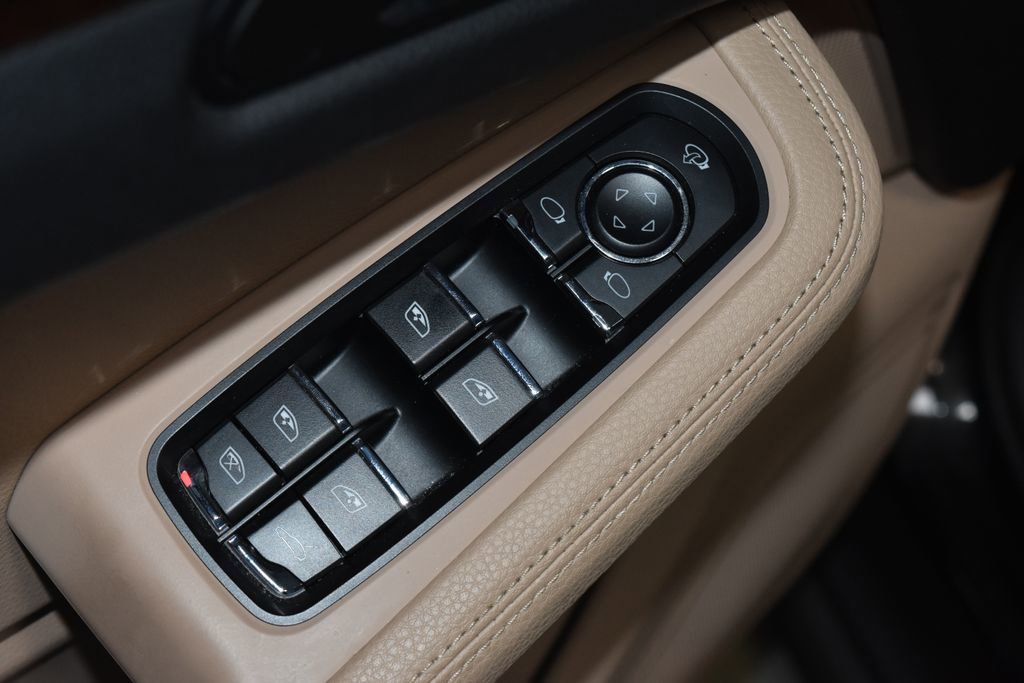 Used 2023 Porsche Macan Turbo image 8