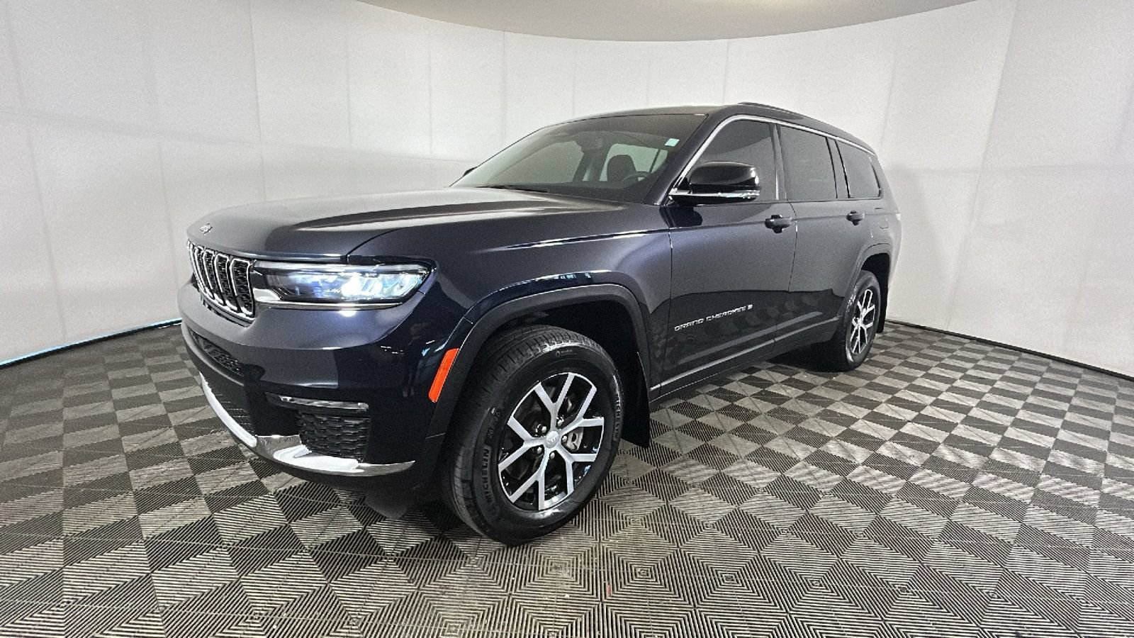 Used 2023 Jeep Grand Cherokee L Limited AWD/4WD image 8