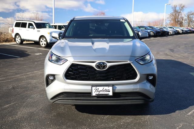 Used 2024 Toyota Highlander LE image 3