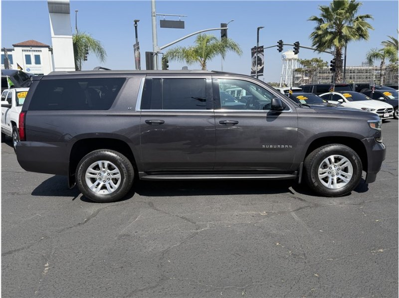 Used 2018 Chevrolet Suburban LT w/ Luxury Package RWD image 8