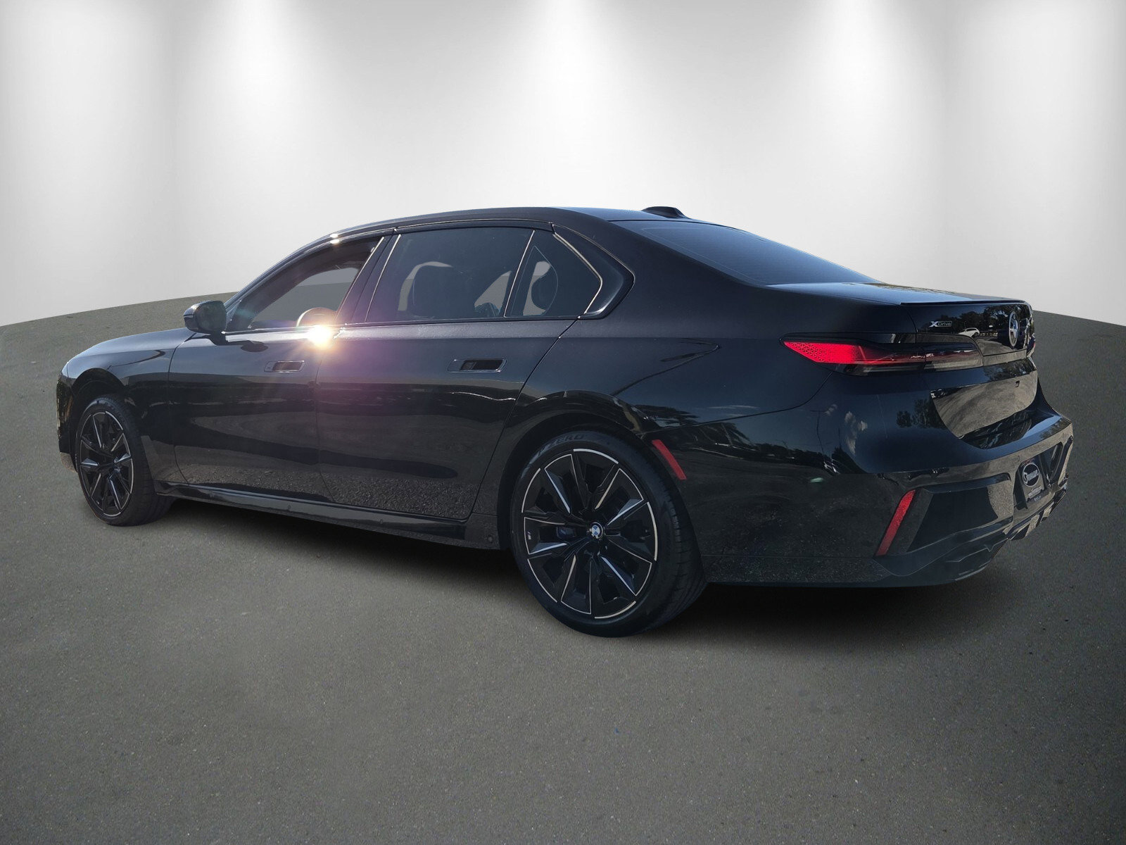 Used 2024 BMW 760i xDrive w/ Executive Package image 5