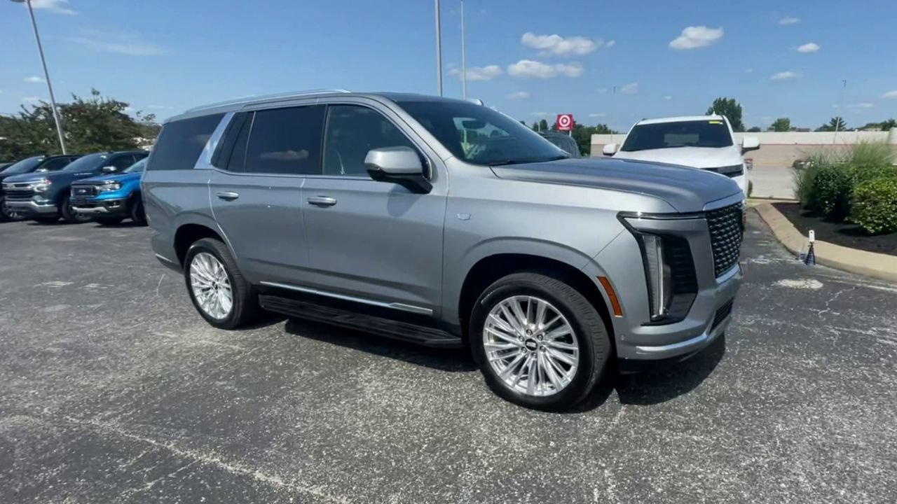 Used 2025 Cadillac Escalade Premium Luxury AWD/4WD image 3
