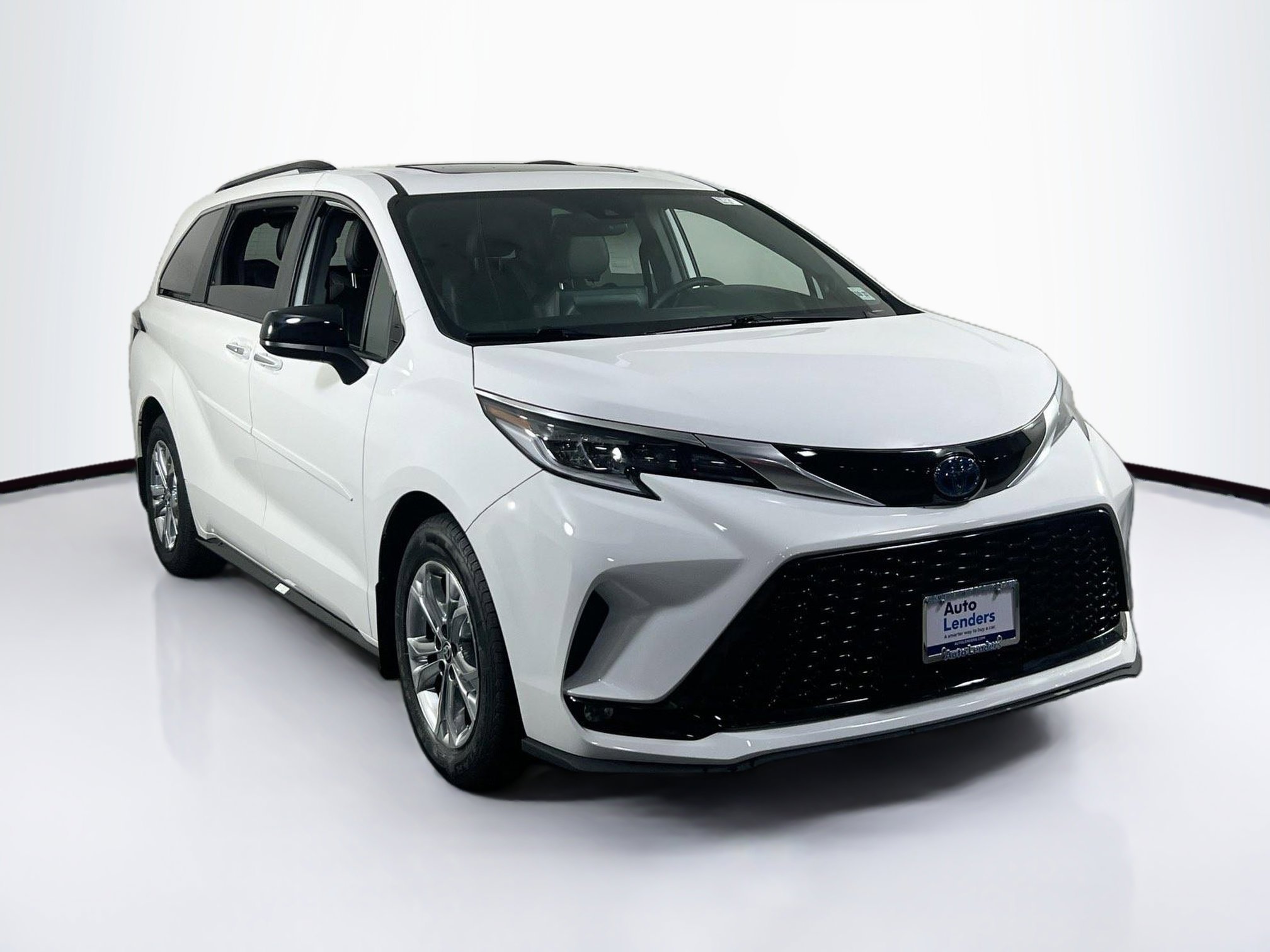 Used 2022 Toyota Sienna XSE image 3