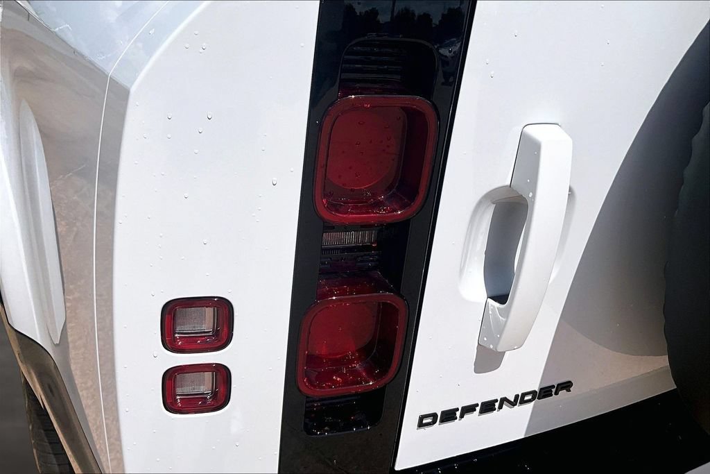 Certified 2025 Land Rover Defender 130 X-Dynamic SE AWD/4WD image 31