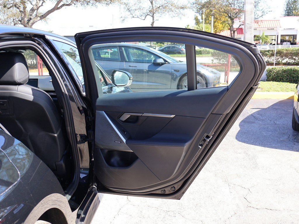 Used 2025 BMW i5 xDrive40 w/ Premium Package image 28