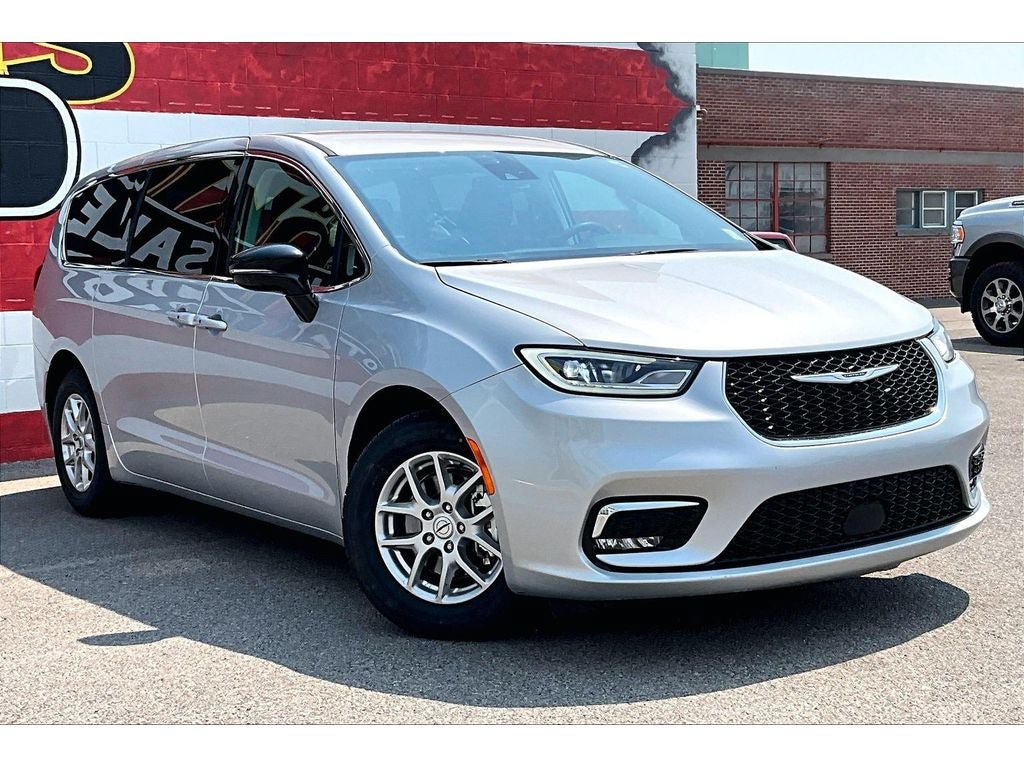 Used 2024 Chrysler Pacifica Touring-L FWD image 12
