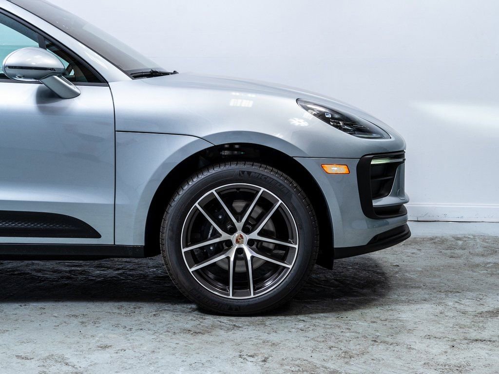 Used 2025 Porsche Macan image 12