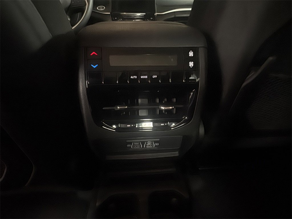 Used 2024 Jeep Grand Cherokee L Laredo image 18