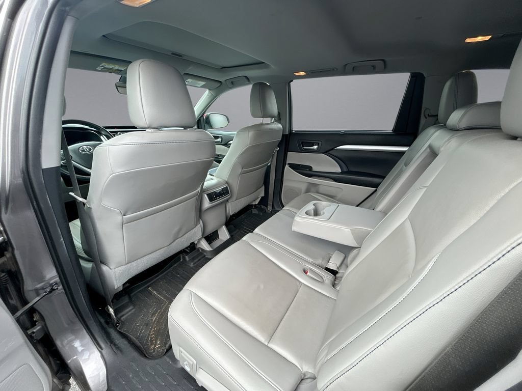 Used 2019 Toyota Highlander XLE FWD image 9