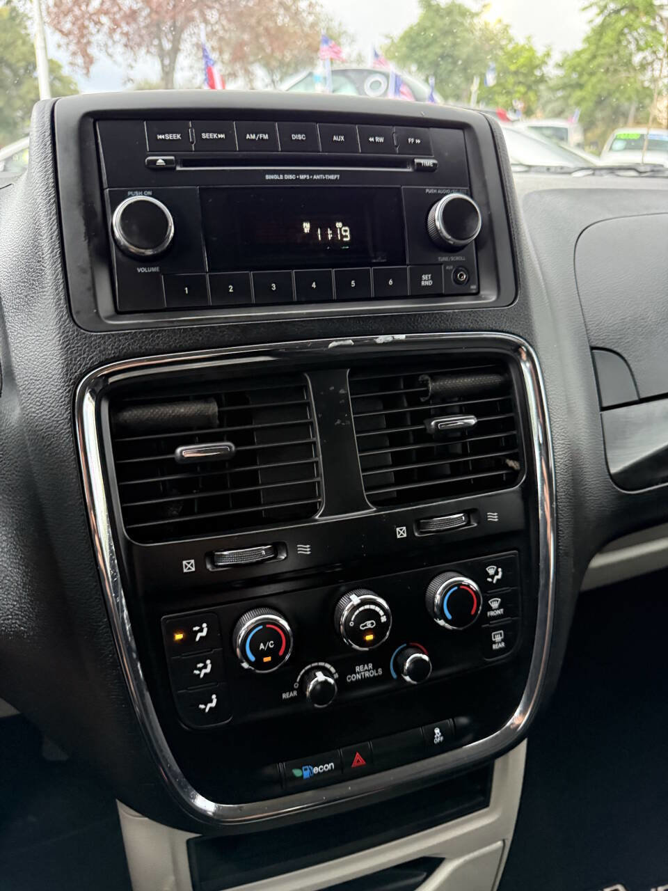 Used 2013 Dodge Grand Caravan SE image 25