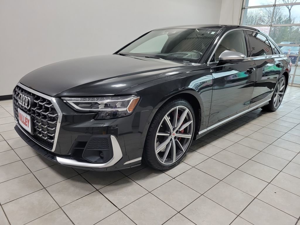 Used 2022 Audi S8 image 3