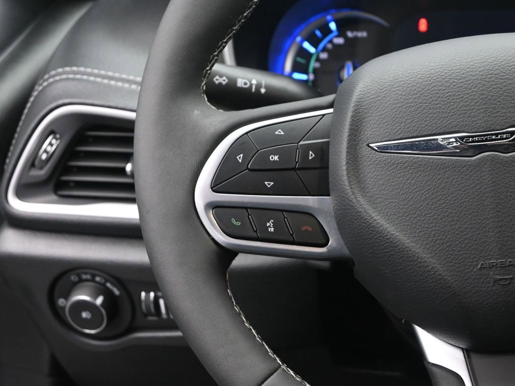 Used 2025 Chrysler Pacifica Select w/ Uconnect Theater Family Group image 30