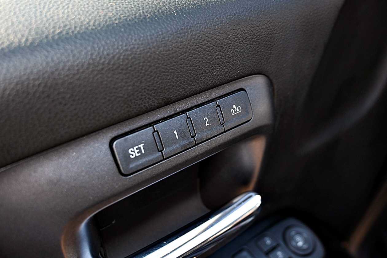Used 2017 Chevrolet Silverado 1500 LTZ Z71 w/ LTZ Plus Package AWD/4WD image 20