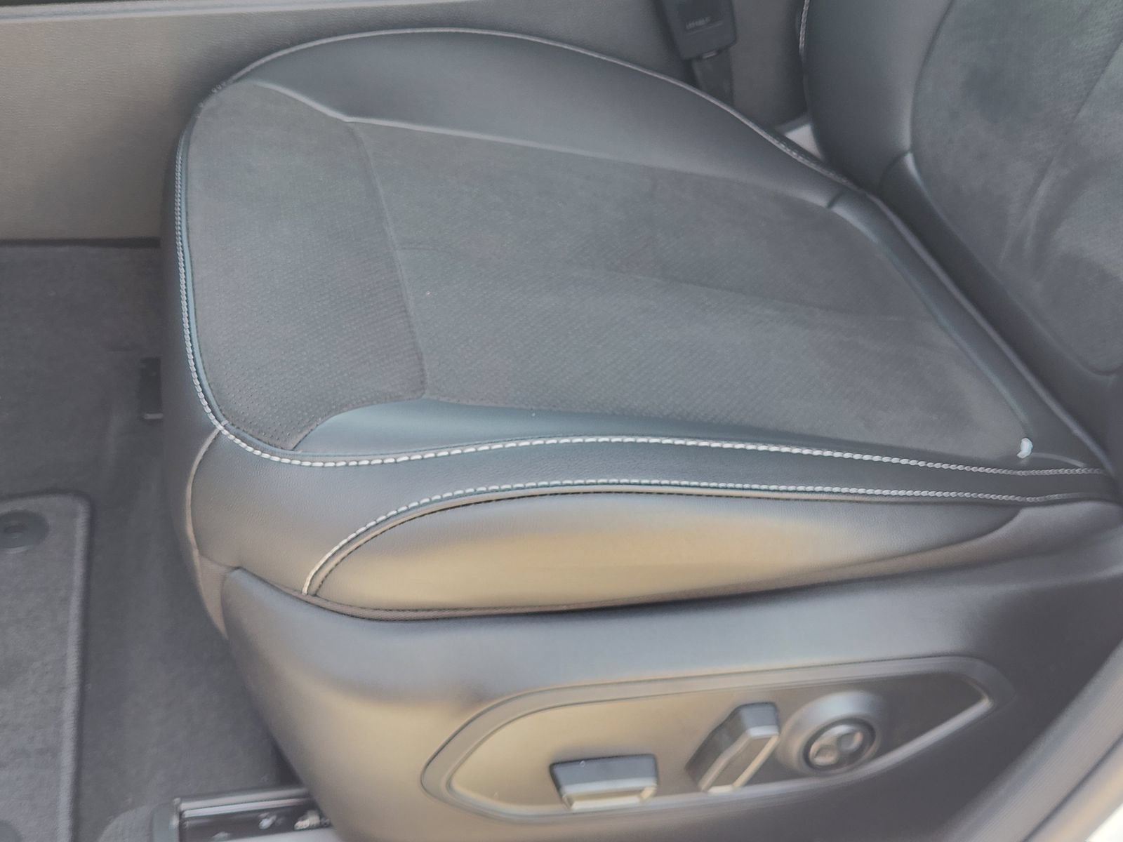 New 2026 Jeep Grand Cherokee Altitude RWD image 19