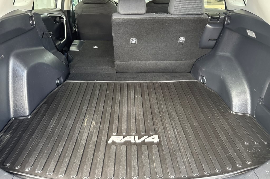 Used 2021 Toyota RAV4 LE AWD/4WD image 17