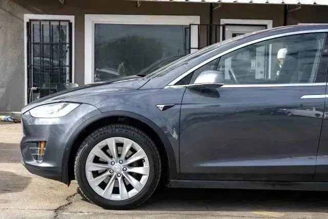 Used 2018 Tesla Model X 100D image 23