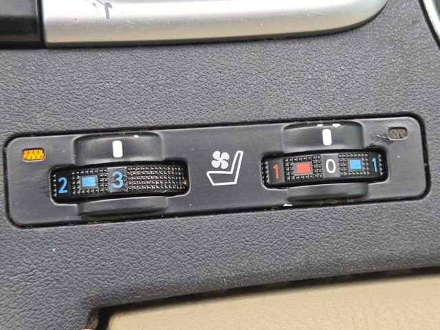 Used 2014 Toyota Highlander Limited w/ Driver Technology Package image 9