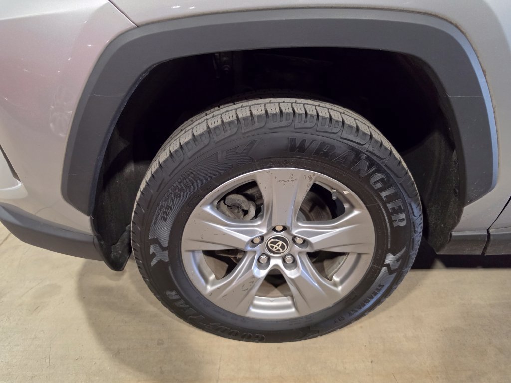 Used 2022 Toyota RAV4 LE AWD/4WD image 3