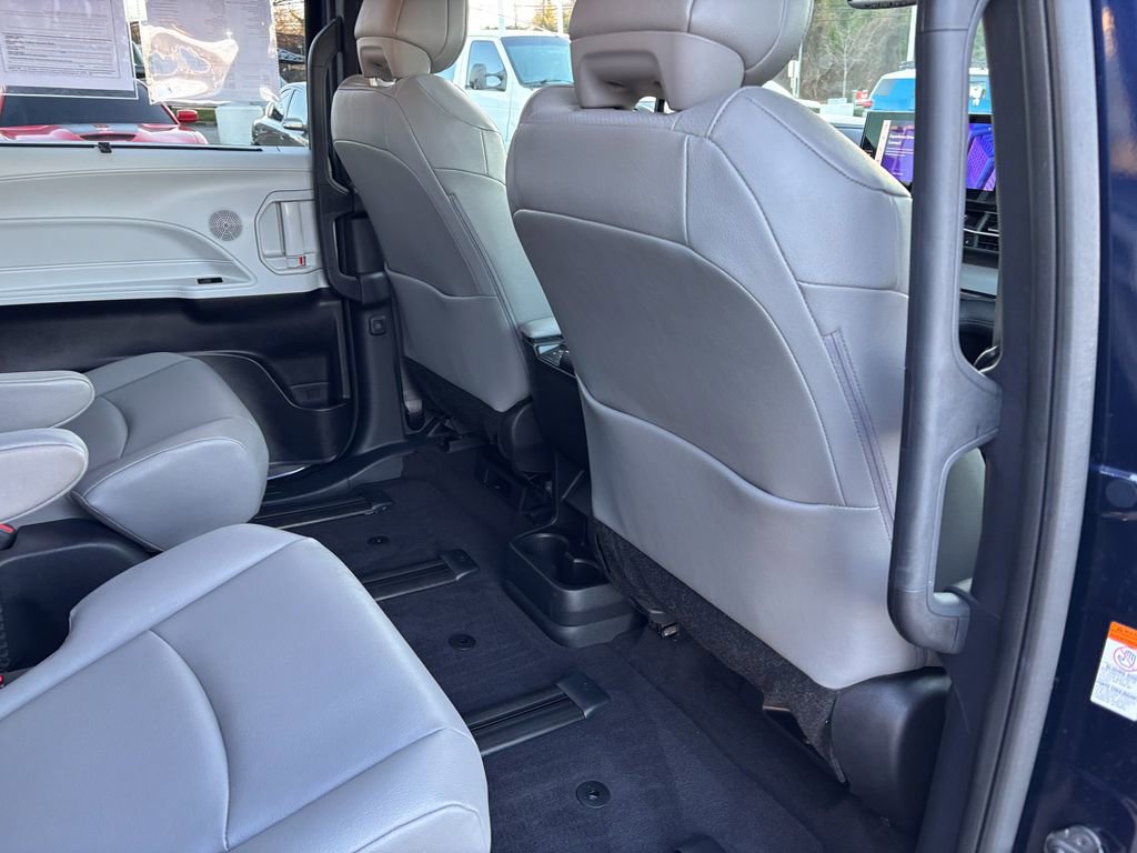 Used 2025 Toyota Sienna XLE image 41