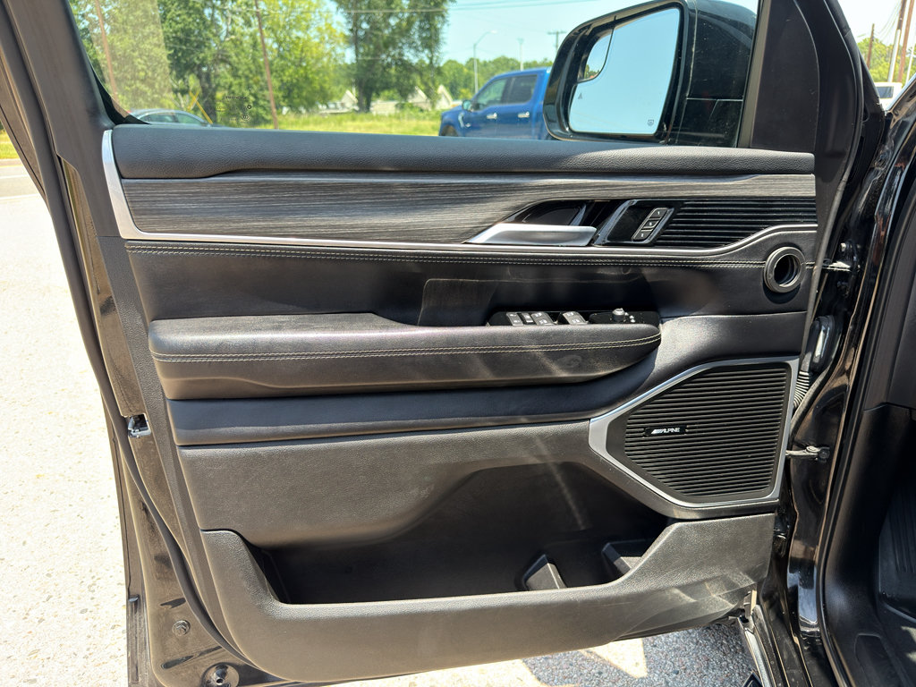 Used 2024 Jeep Wagoneer L Series II w/ Flexible Seating Group RWD image 23