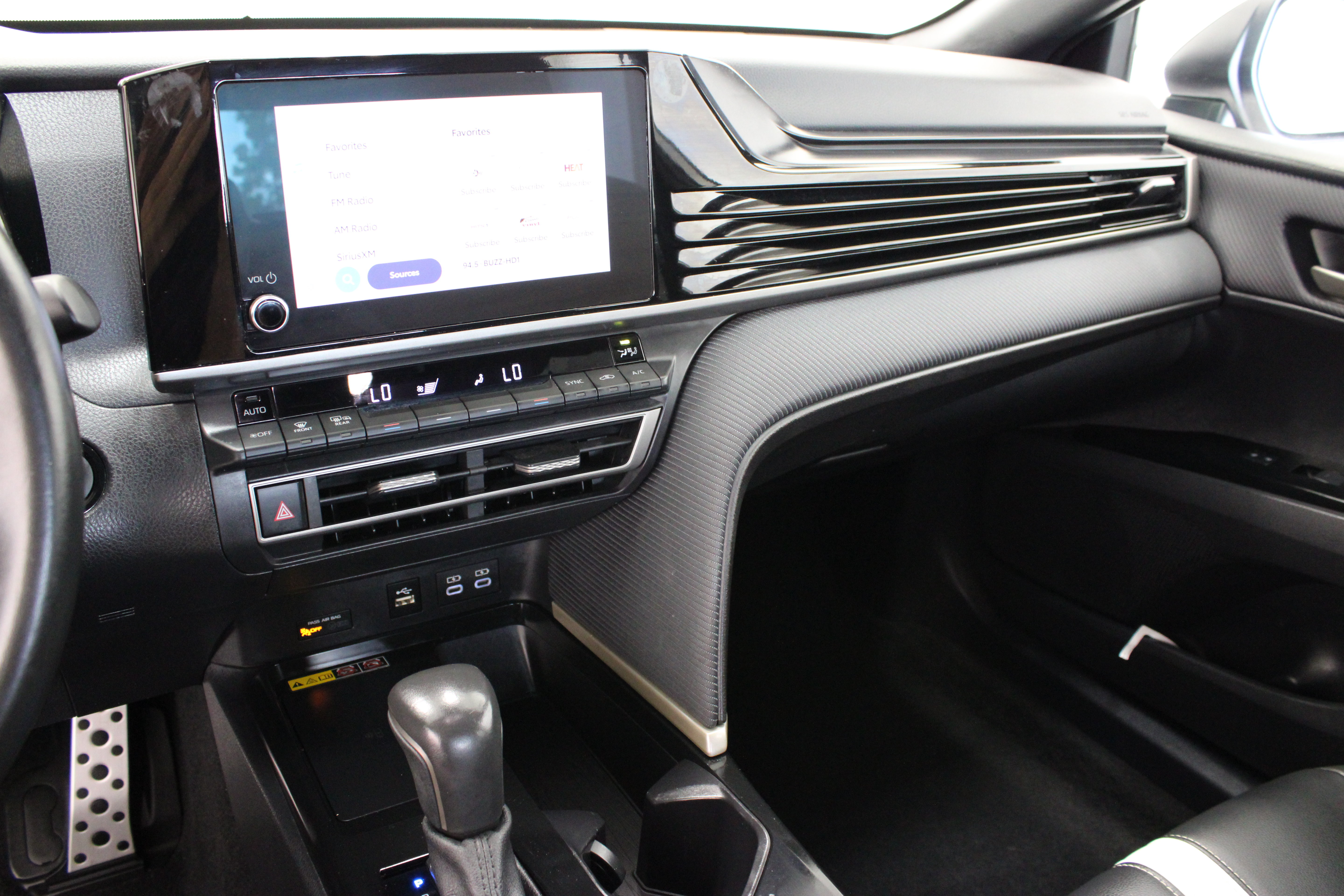 Used 2025 Toyota Camry SE FWD image 16