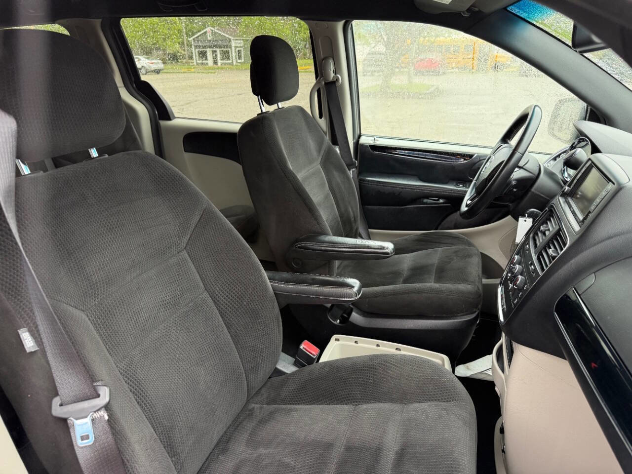 Used 2016 Dodge Grand Caravan SE FWD image 30
