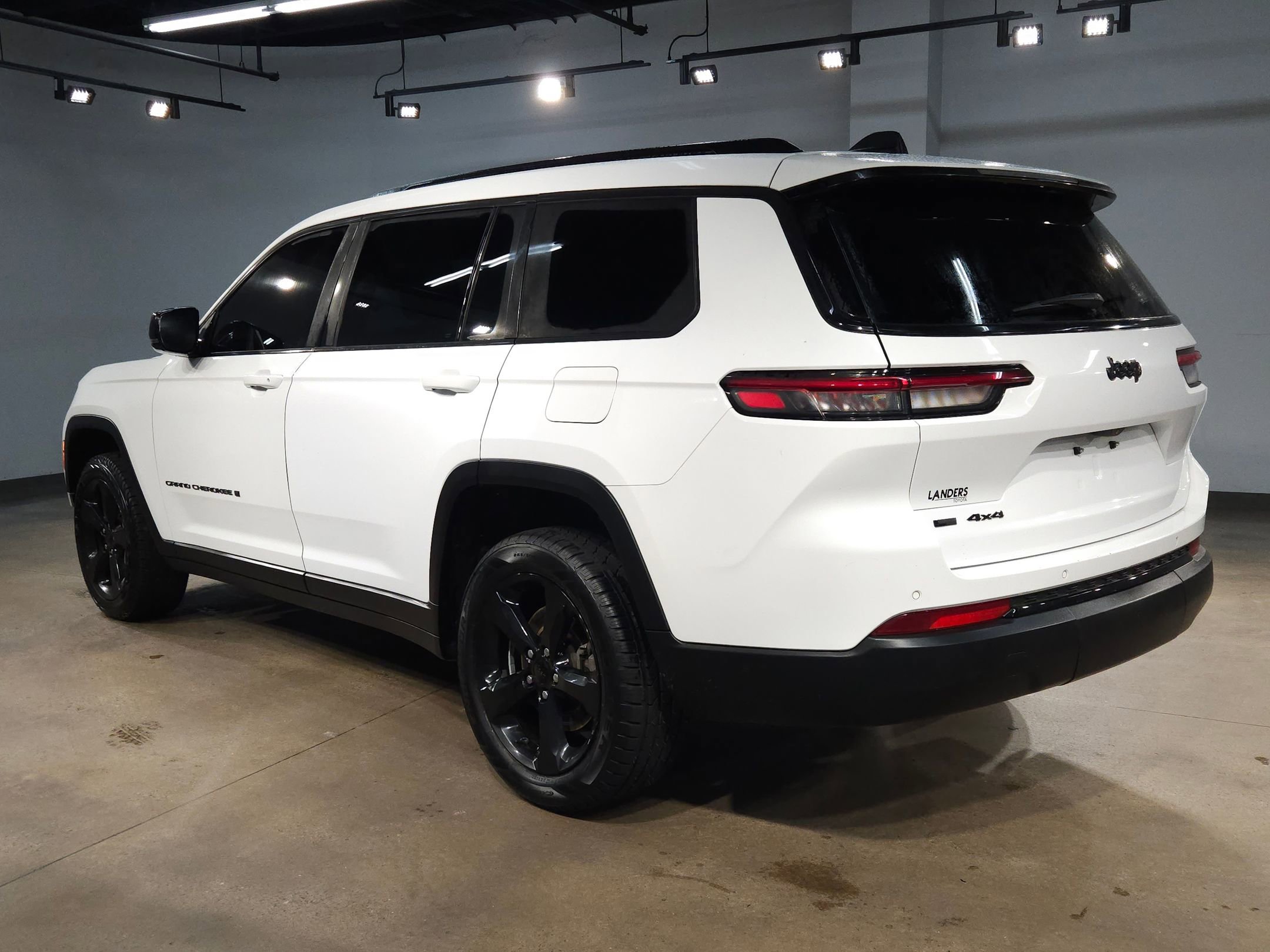 Used 2023 Jeep Grand Cherokee L Laredo image 5