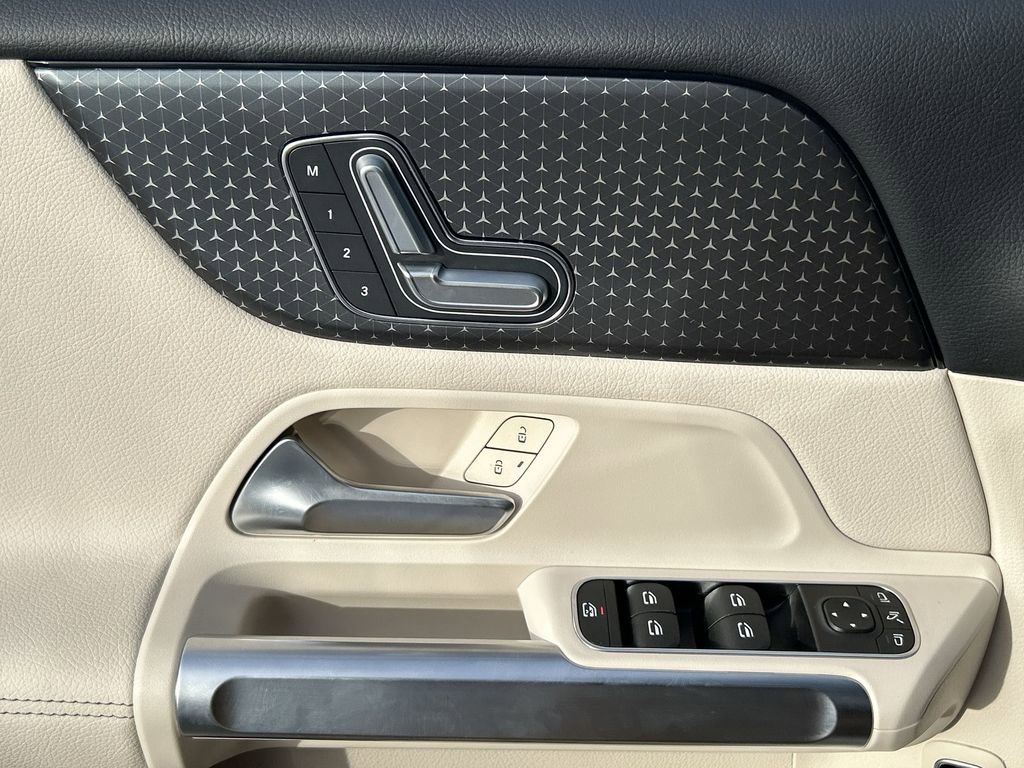 Used 2025 Mercedes-Benz GLB 250 4MATIC image 22