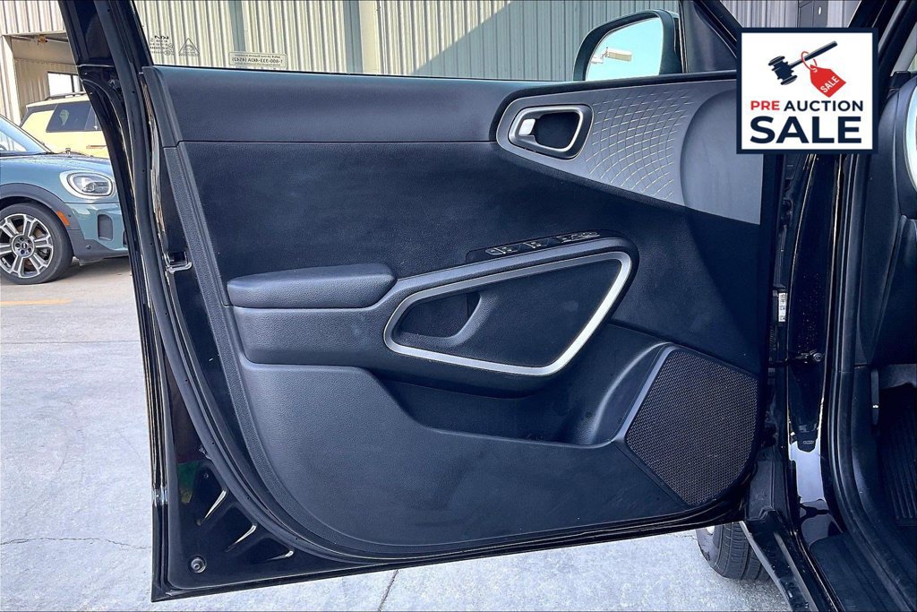 Used 2025 Kia Soul LX w/ LX Technology Package FWD image 22