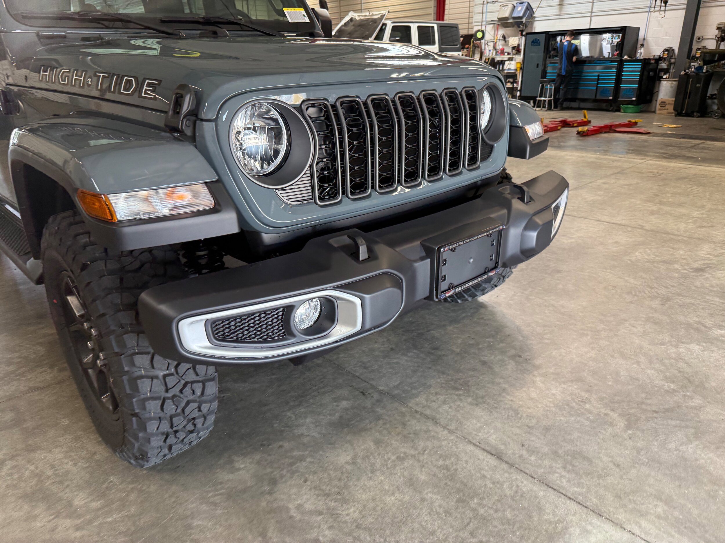 Used 2025 Jeep Gladiator Sport AWD/4WD image 2