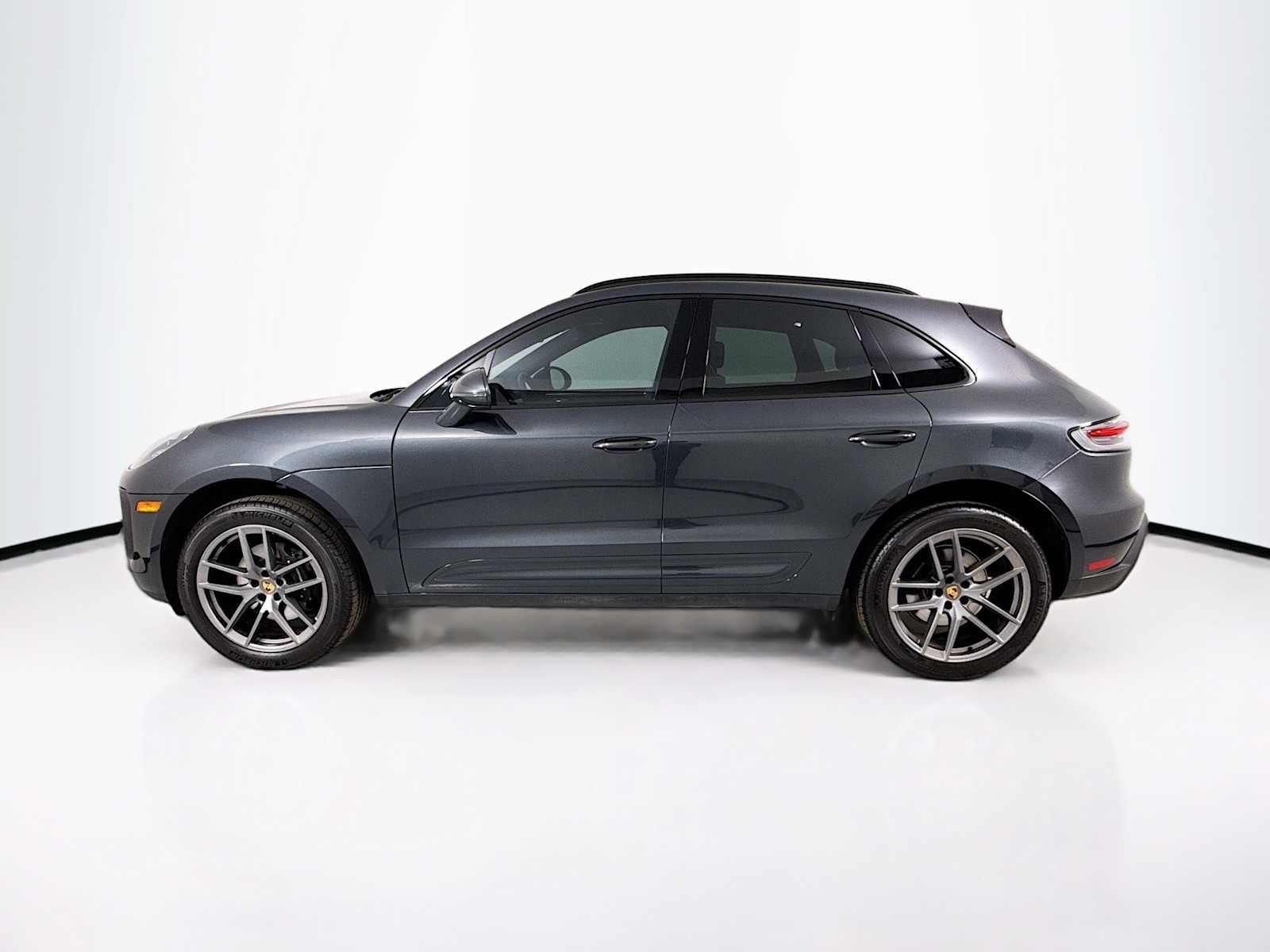 Certified 2025 Porsche Macan AWD/4WD image 2
