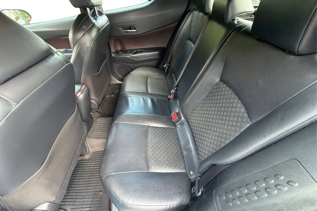 Used 2019 Toyota C-HR Limited FWD image 10