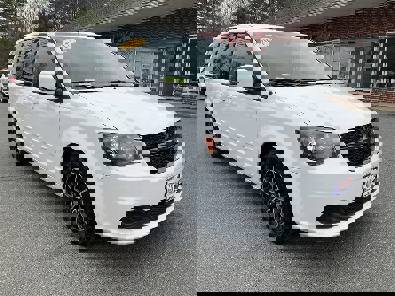 Used 2017 Dodge Grand Caravan SE image 3