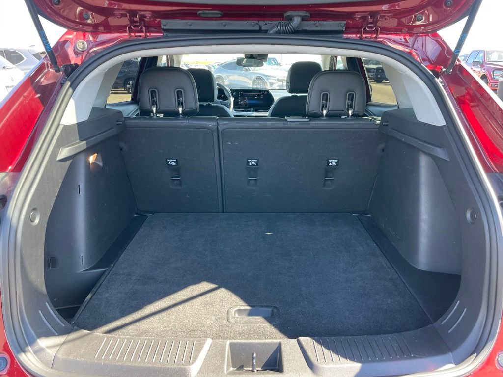Used 2025 Chevrolet Trax LT FWD image 29