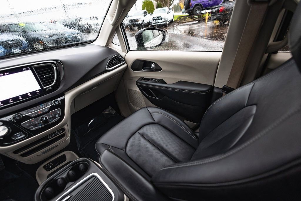 Used 2024 Chrysler Pacifica Touring-L image 25