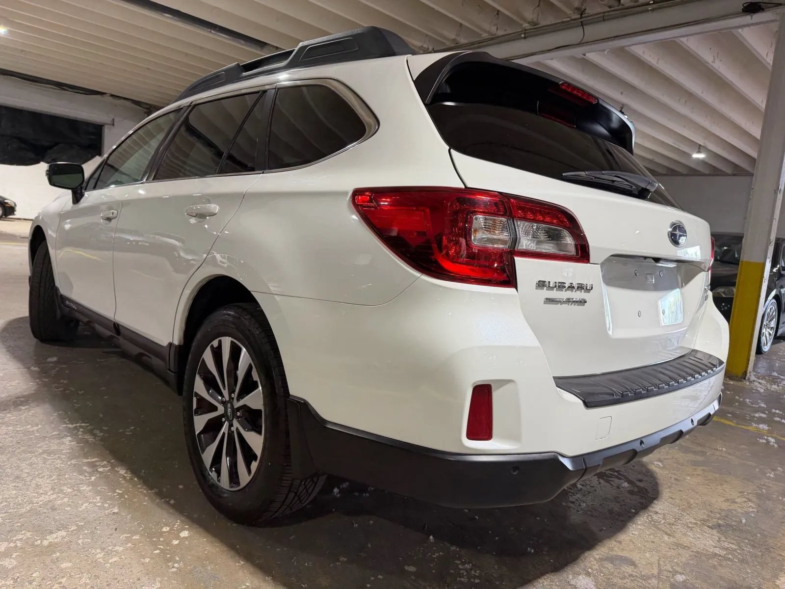 Used 2017 Subaru Outback 3.6R Limited AWD/4WD image 3